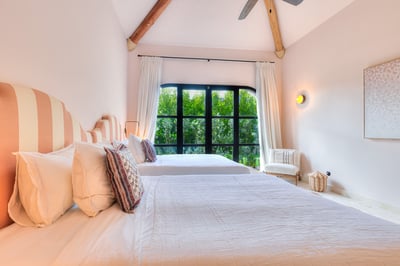 Luxury Villa Photo #37