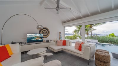 Living Area: Beautiful open floor lounge area, opening directly onto the terrace and the views.
