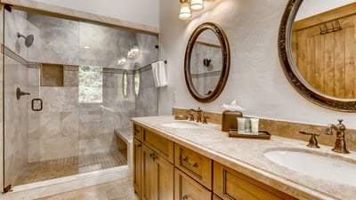 Master King Suite ensuite bath