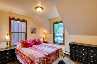 Ravens Call upper level queen room