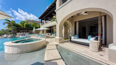 Luxury Villa Photo #16
