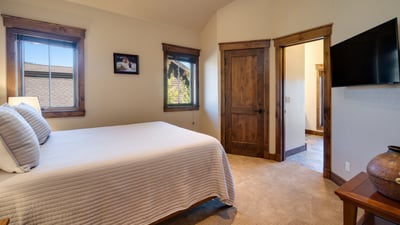 Queen suite, upper level