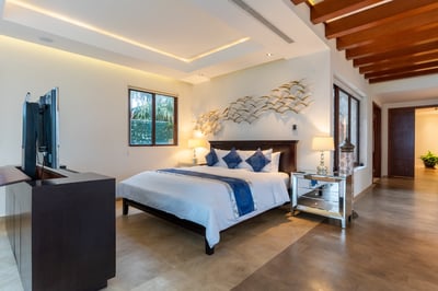 Luxury Villa Photo #24