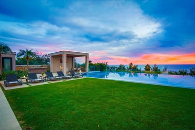 Luxury Villa Photo #4