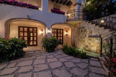 Luxury Villa Photo #6