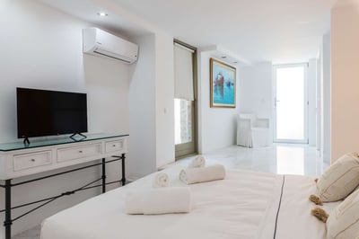 Luxury Villa Photo #30
