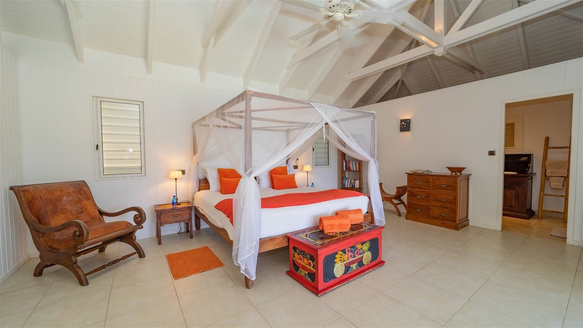 Bedroom: King size bed, air conditioning, HD-TV, dressing room, safe, WIFI. Private bathroom with sh - Image 10