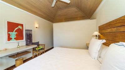 Bedroom 1: On the main level. King size bed, air conditioning, ceiling fan, safe. Ensuite bathroom w