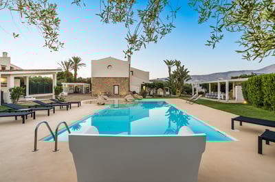 Luxury Villa Photo #3