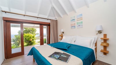 Bedroom 2: Air conditioning, king size bed, HD-TV with Dish Network, programmable safe. Ensuite