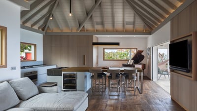 BLUE SWAN Living Area: Nicely decorated and comfortable living with a panoramic ocean view. HD-TV, d