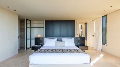 Bedroom 4: Located&nbsp;on the lower&nbsp;level, with&nbsp;ocean view. Euro king size bed, air condi