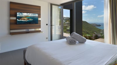 Bedroom 3: On the lower level. King size bed (or Twin beds), air conditioning, HD-TV, Apple TV,