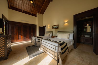 Luxury Villa Photo #30