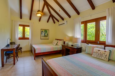 Luxury Villa Photo #32