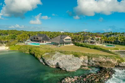 Luxury Villa Photo #3