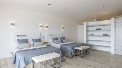 Bedroom 4: Located on the lower level, with ocean view. 2 double beds, that can 