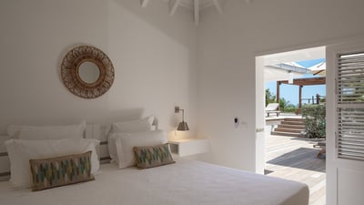 Bedroom 3: Euro King size bed, air conditioning, HD-TV, Apple TV, dressing room, programmable s