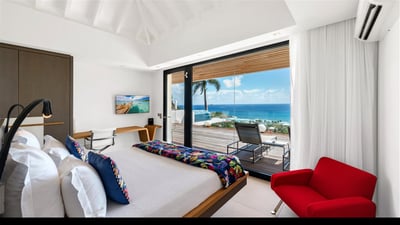 Bedroom 2: On the main level. King size bed, air conditioning, ceiling fan, HD-TV, Dish Ne