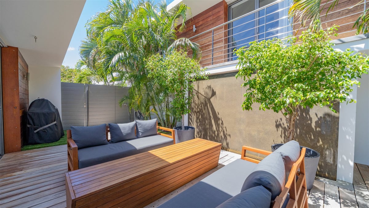 Outdoor Lounge Area - Image 15