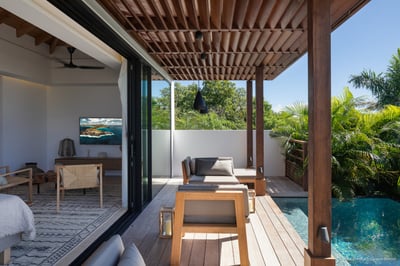 Bedroom 4: In a separate bungalow. King size bed, air conditioning, safe, HD-TV, dish network, 