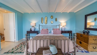 Bedroom 2: On a lower level. King size bed, air conditioning, dressing, safe. Ensuite bathroom 