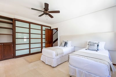 Luxury Villa Photo #26