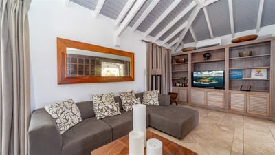 Living Area: Air-conditioned lounge area, HD-TV, Direct TV.
