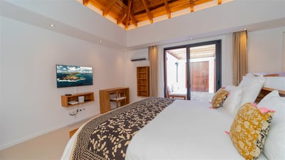 Bedroom 2: King size bed (or twin beds), air conditioning, HD-TV with Dish Network, dressing with sa