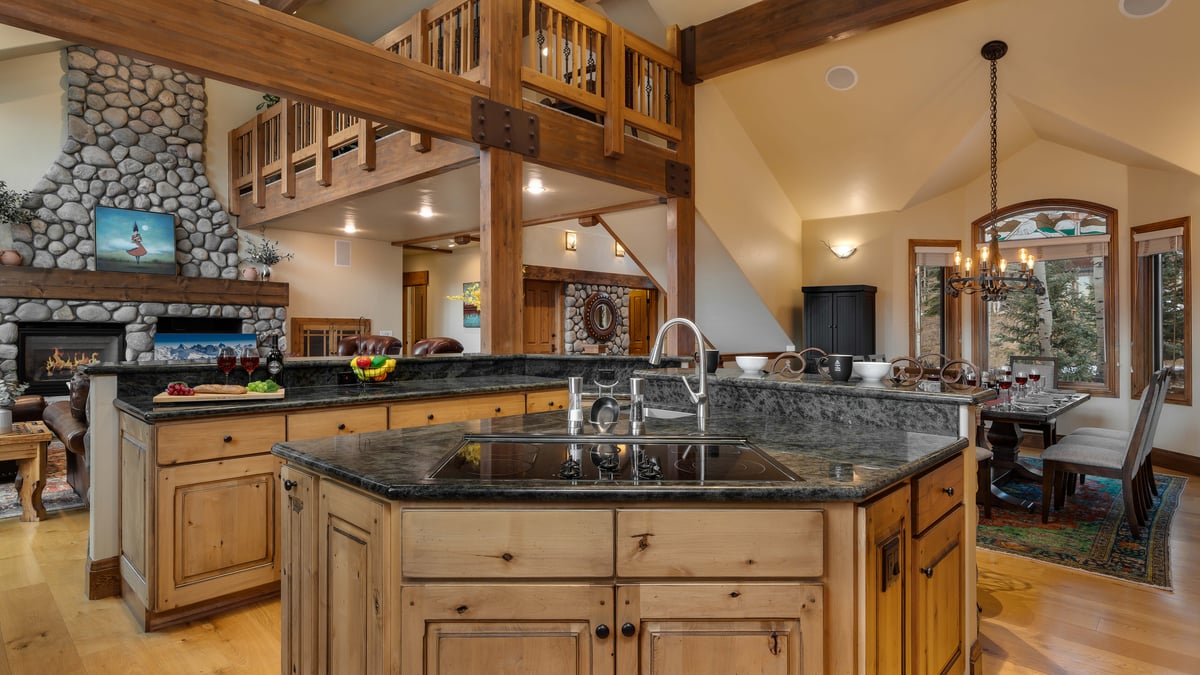 Gourmet and spacious kitchen - Image 9