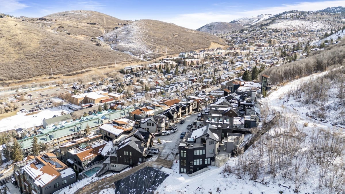 Japandi Slopeside Retreat