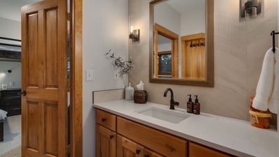 Bunkroom ensutie, shared with second queen