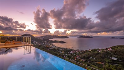 By Night: Modern and chic outdoor lightings.
 