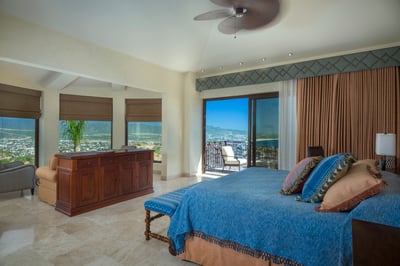 Luxury Villa Photo #32