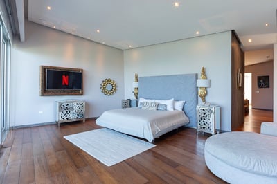 Luxury Villa Photo #17
