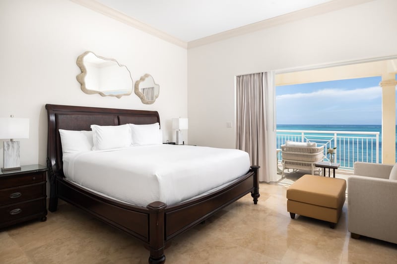 3 BDM Oceanfront Penthouse with Roof Terrace in Windsong Resort