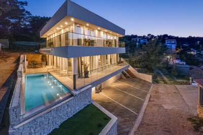 Luxury Villa Photo #3