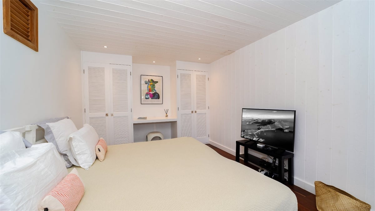 Bedroom 2: On the lower level. King size bed, air conditioning, dressing, safe. Ensuite bathroo - Image 25