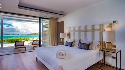 Bedroom 1: Located on the main level. Ocean view. King size bed, wardrobe, safe, HD-TV, Apple T