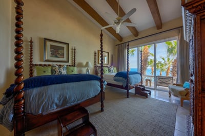 Luxury Villa Photo #30