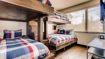 Bunkroom on lower level sleeps 4-5