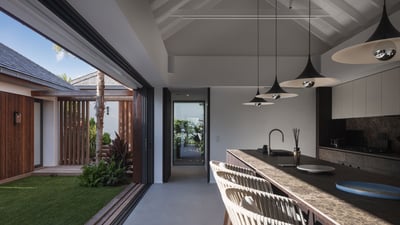 Kitchen & Dining Room: Fully equipped. Electric oven, gas stove, microwave, refrigerator, mixer, cen