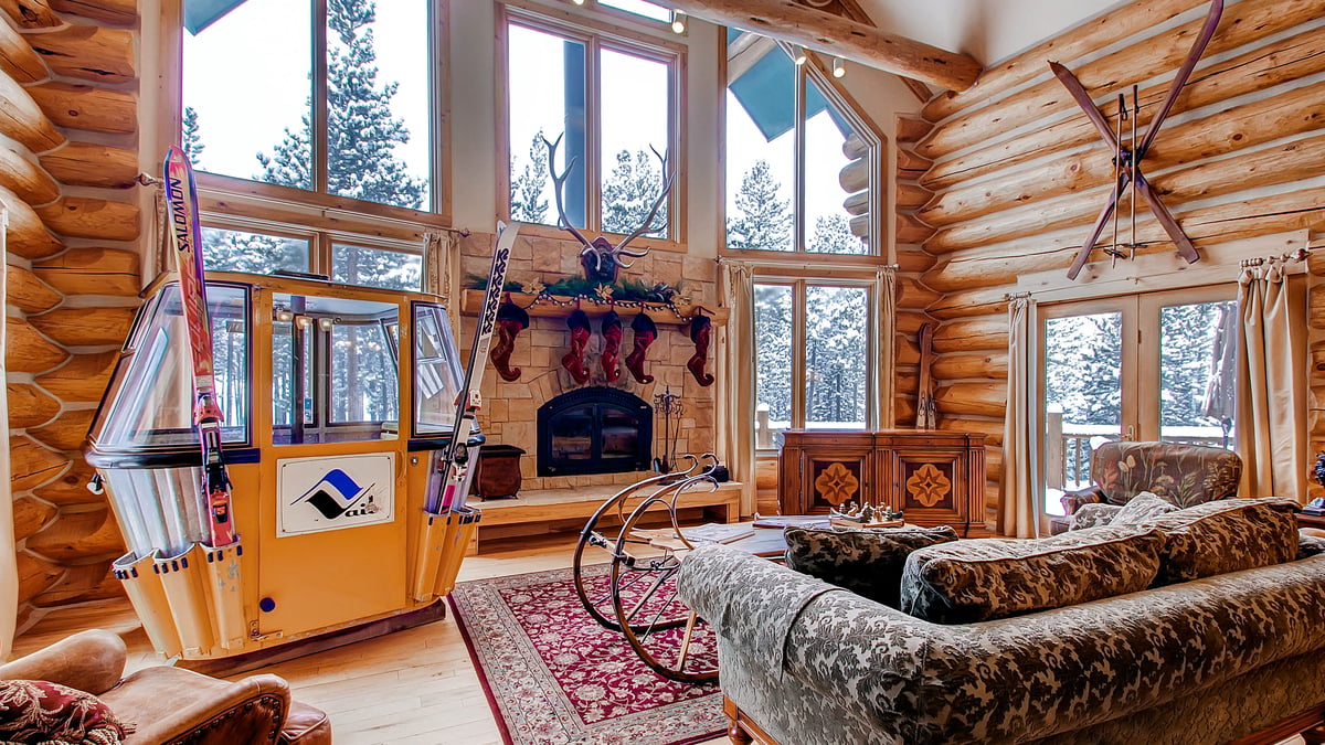 Great room with fireplace and gondola car - Image 8