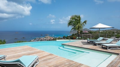BLUE SWAN Pool & Terrace: Nice pool, surrounded by a sun deck with 6 lounge chairs. Breathtaking vie