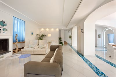 Luxury Villa Photo #12