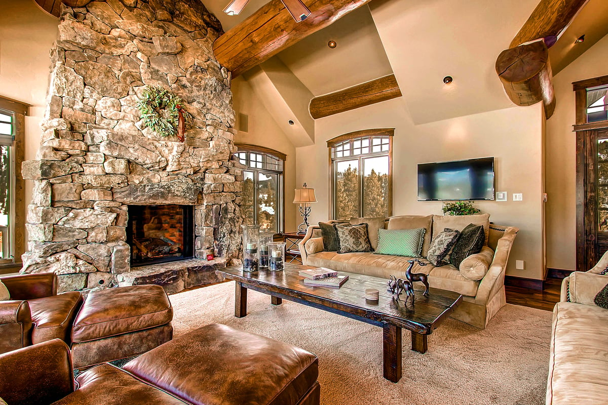 Great room with stone fireplace - Image 12