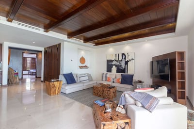 Luxury Villa Photo #9