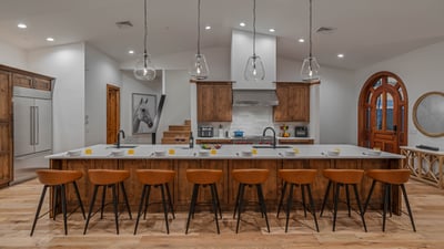 Apex Lodge North Side: Kitchen with breakfast bar
