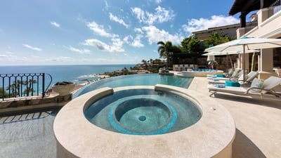 Luxury Villa Photo #6