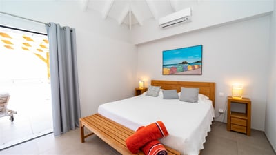 Bedroom 1: On the upper level. King size bed, air conditioning, ceiling fan, HD-TV, Apple 